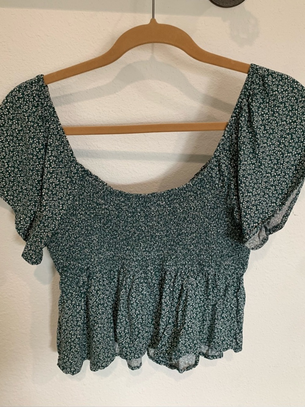 Hollister Dark Green & White Floral Peplum Smocked Babydoll Top, Blouse, Sz M - Picture 2 of 4